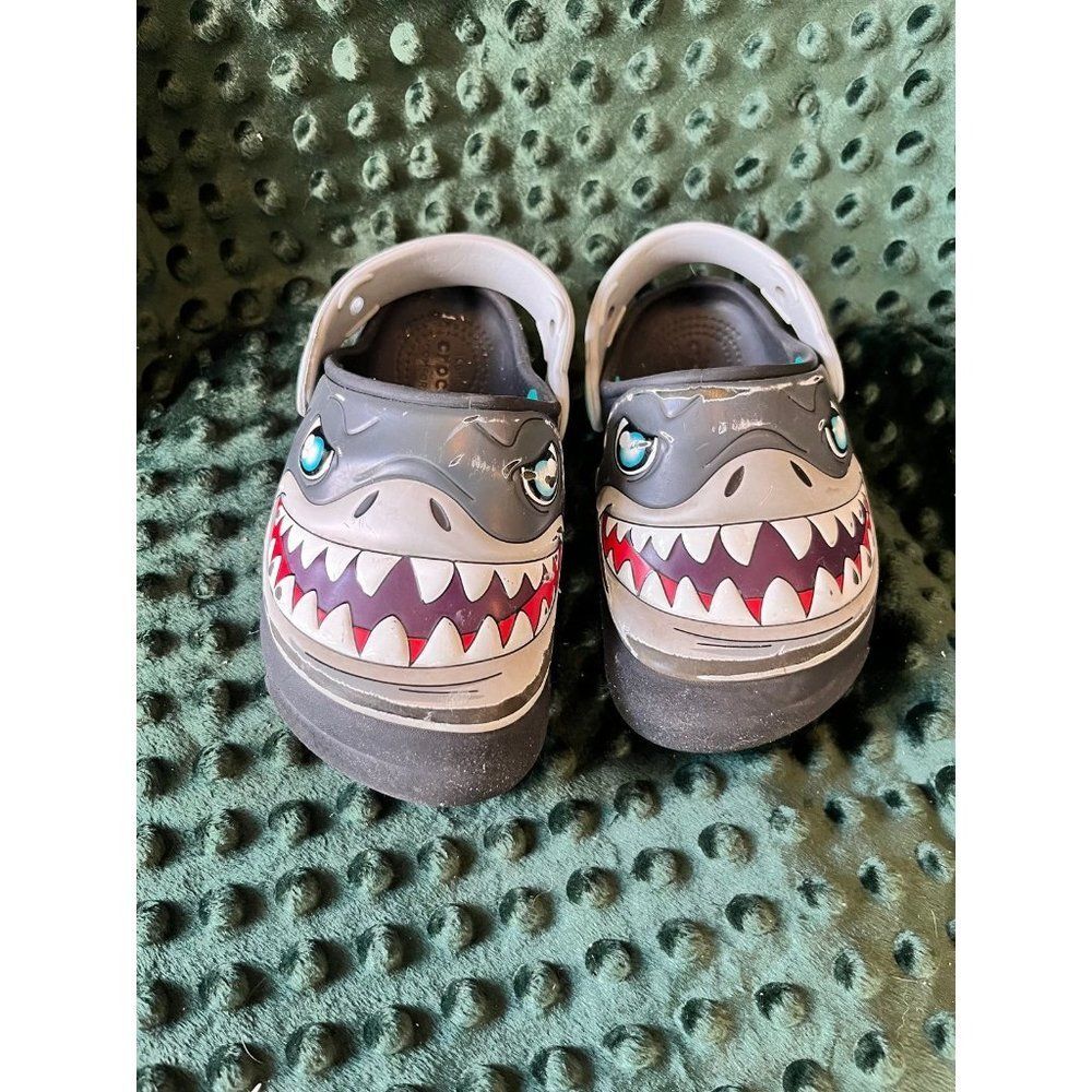Crocs size little kid size 9 9c shark shoes